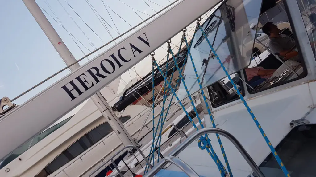 Heroica V, es un velero de 22m de eslora, con capacidad para 10 personas en salidas diurnas y 8 en nocturnas ya que cuenta con 5 camarotes y 4 cuartos de baño